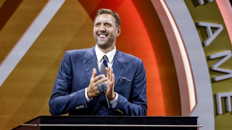 Dirk Nowitzki am Rednerpult im Zuge seiner Aufnahme in die Basketball Hall of Fame - 2023