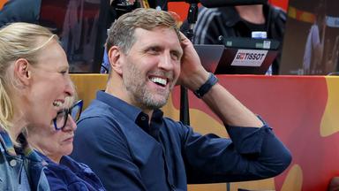 Dirk Nowitzki hat den Sieg der DBB-Frauen über Belgien hautnah miterlebt.