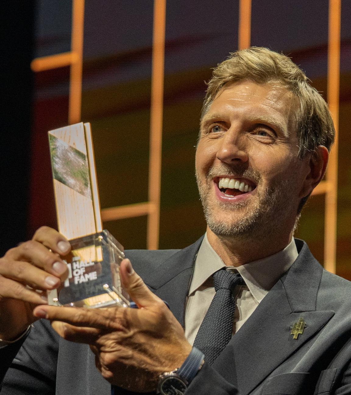 Dirk Nowitzki mit seiner Hall-of-Fame Trophäe