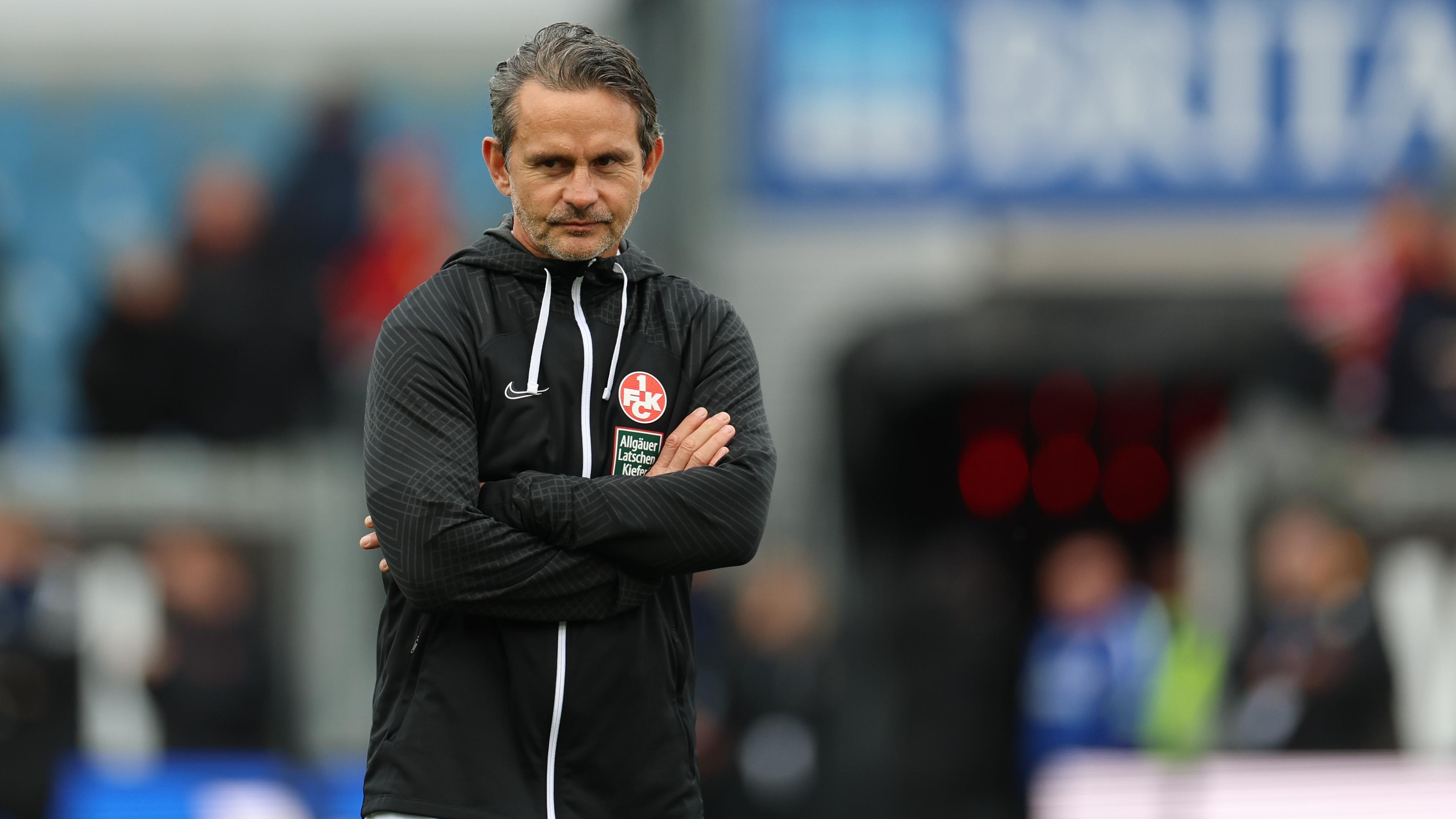  Kaiserslauterns Trainer Dirk Schuster steht am 12.11.2023 am Spielfeldrand.