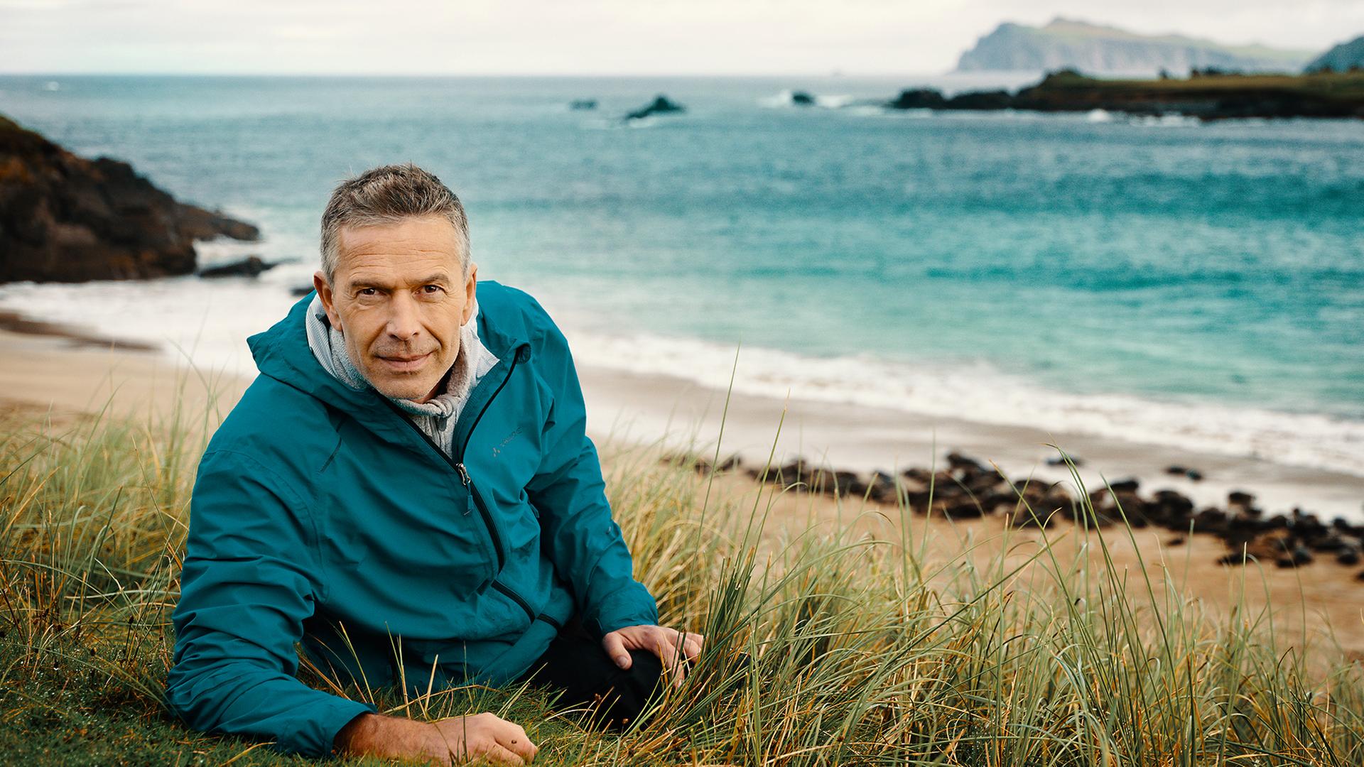 Dirk Steffens am Strand von Great Blasket Island im County Kerry, Irland