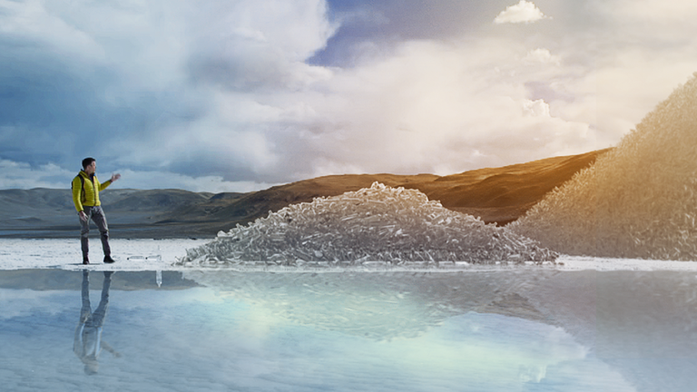 Dirk Steffens am Salar del Hombre Muerto, Argentinien, mit Flaschenbergen als Symbol für den Lithiumabbau (Montage)