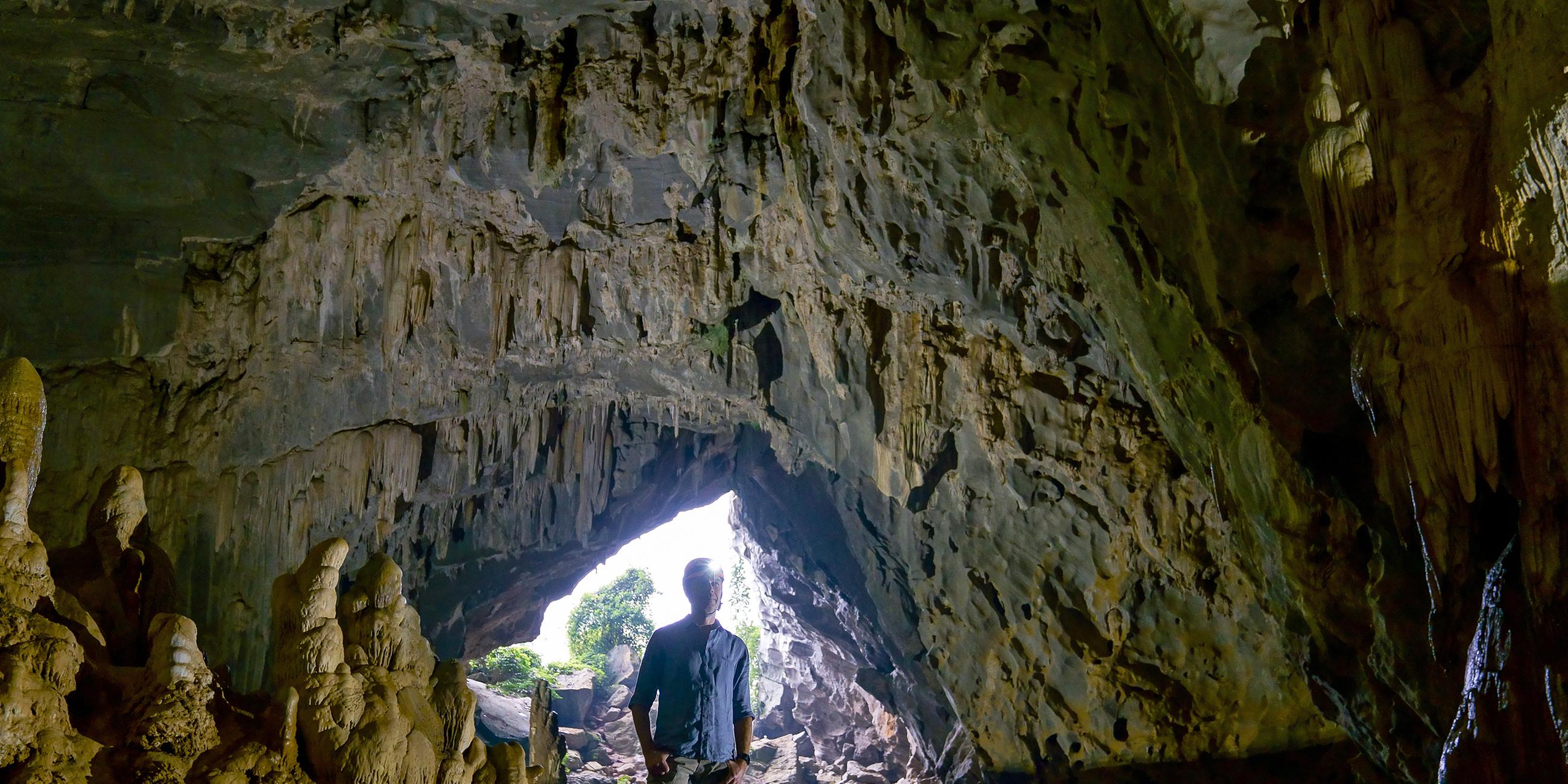 Dirk Steffens in der Höhle Rat Cave in Zentralvietnam