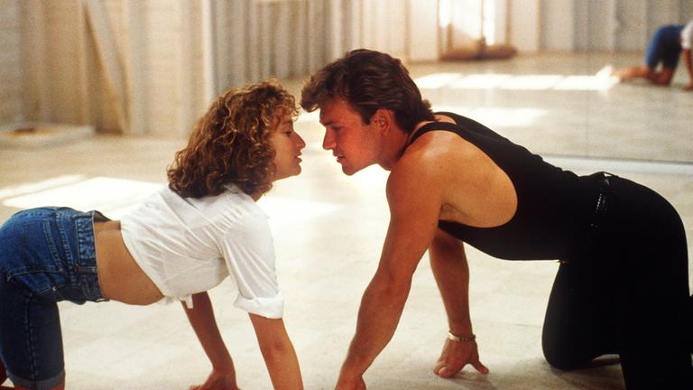 Jennifer Grey als "Baby" und Patrick Swayze als "Johnny Castle" während einer Tanzszene im ilm-Klassiker "Dirty Dancing".