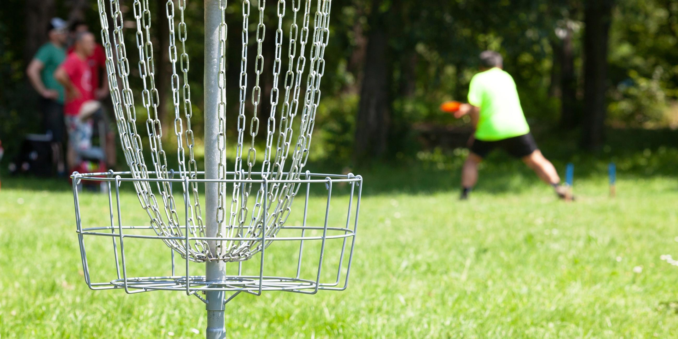 Ein Mann spielt Disc Golf.
