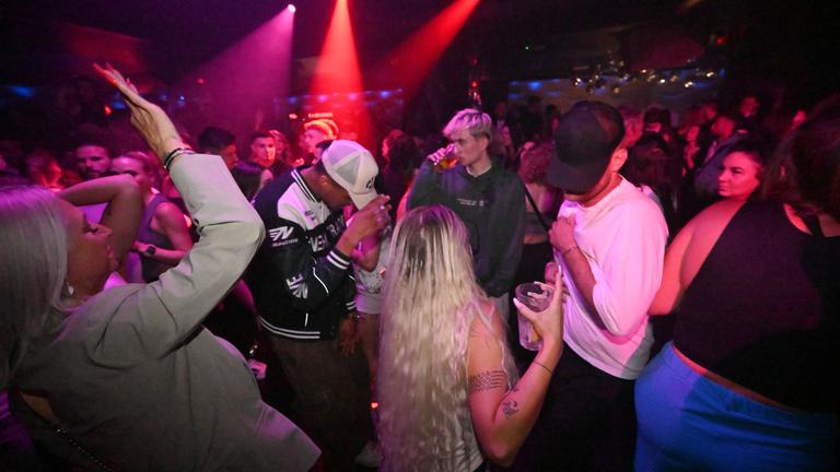 Junge Menschen feiern in der Bossy-Disco in München