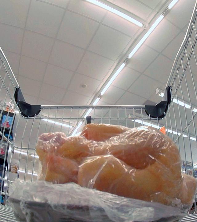 Hähnchen im Einkaufswagen