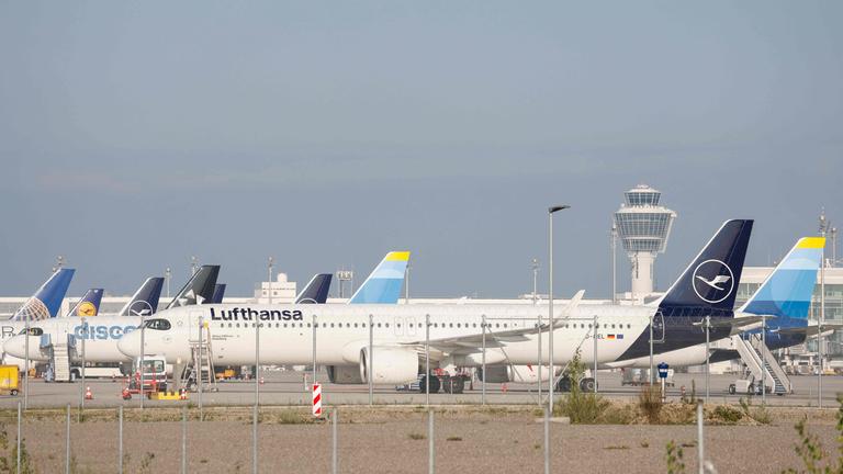 Airport München: Flugzeuge der Lufthansa-Tochter Discover und andere Lufthansa-Maschinen
