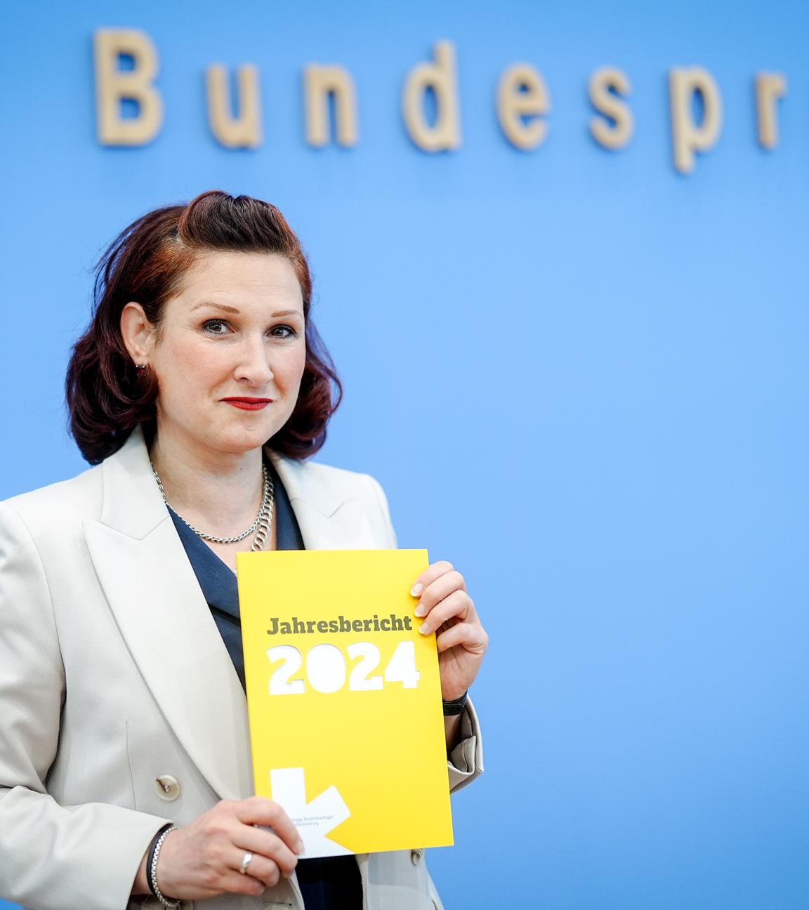 Berlin: Ferda Ataman, Unabhängige Bundesbeauftragte für Antidiskriminierung, stellt den Jahresbericht 2024 der Antidiskriminierungsstelle des Bundes vor.