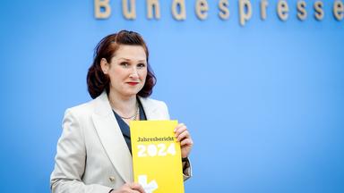 Berlin: Ferda Ataman, Unabhängige Bundesbeauftragte für Antidiskriminierung, stellt den Jahresbericht 2024 der Antidiskriminierungsstelle des Bundes vor.