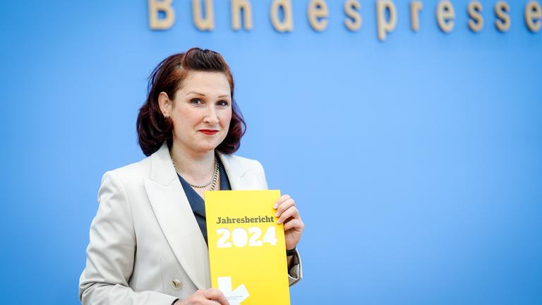 Berlin: Ferda Ataman, Unabhängige Bundesbeauftragte für Antidiskriminierung, stellt den Jahresbericht 2024 der Antidiskriminierungsstelle des Bundes vor.