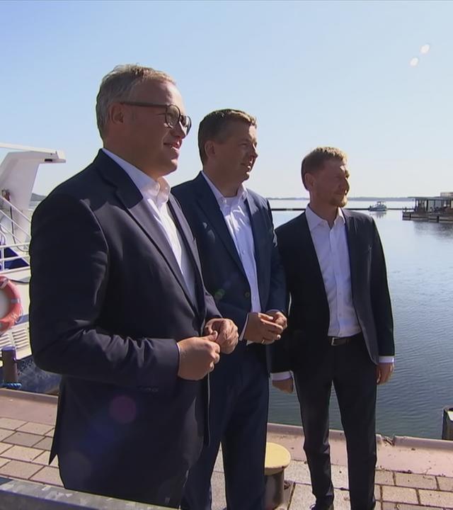 Die drei Ministerpräsidenten von Thüringen, Mario Voigt, Sachsen, Michael Kretschmer und Sachsen-Anhalt, Sven Schulze vor einem Boot.