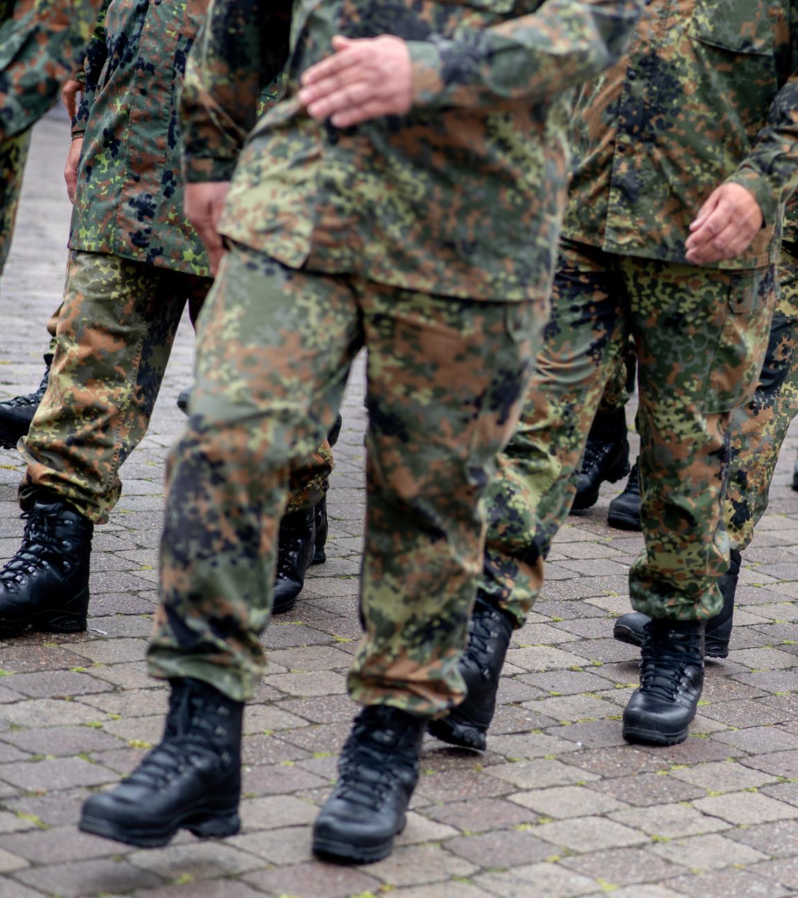15.06.2025, Niedersachsen, Vechta: Zahlreiche Reservistinnen und Reservisten marschieren im Rahmen des Nationalen Veteranentags für einen Reservistenappell mit Schwurbekräftigung in der Zitadelle Vechta.