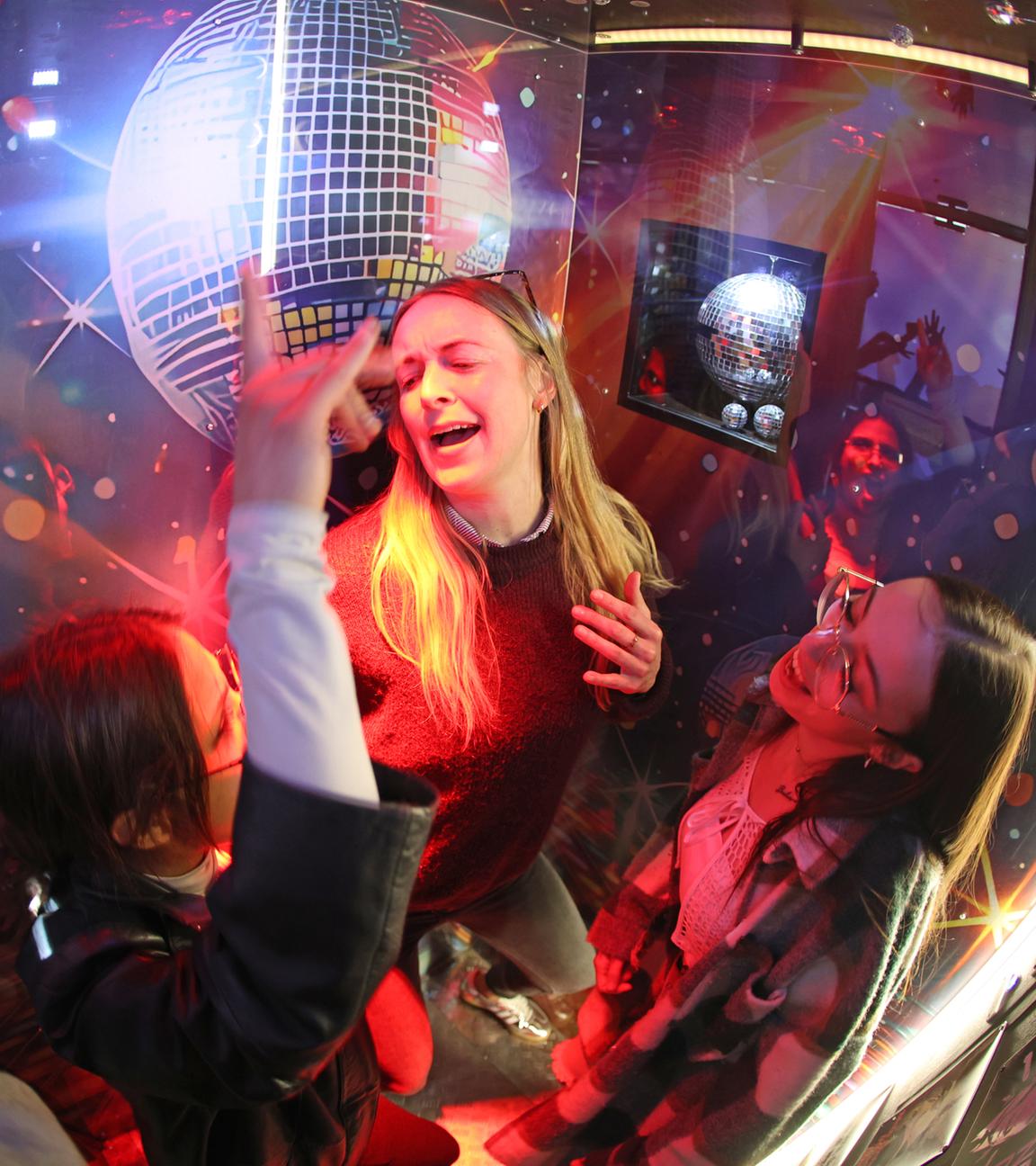 Disco-Kabine in Seilbahngondel