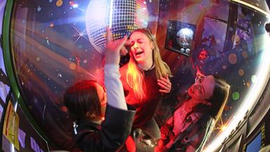 Disco-Kabine in Seilbahngondel