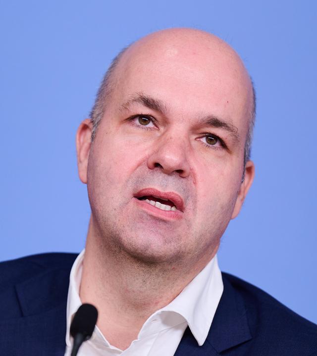 arcel Fratzscher, Präsident des Deutschen Instituts für Wirtschaftsforschung (DIW), spricht im Haus der Bundespressekonferenz.