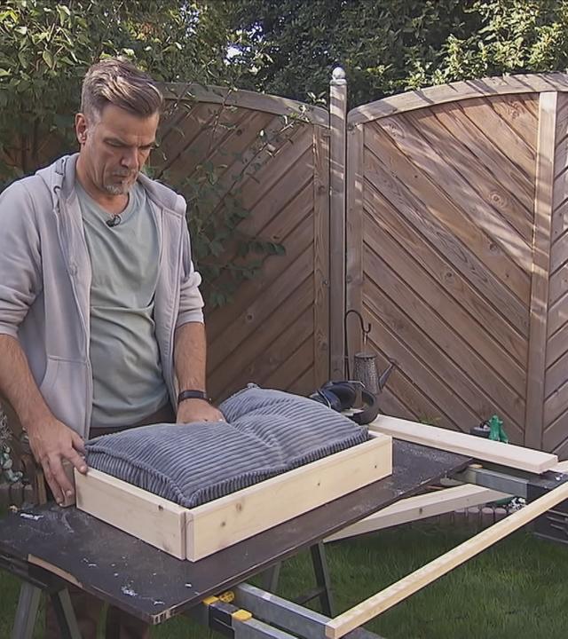 Handwerksprofi Mick Wewers baut ein Hundebett.