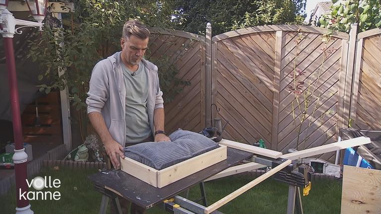 Handwerksprofi Mick Wewers baut ein Hundebett.