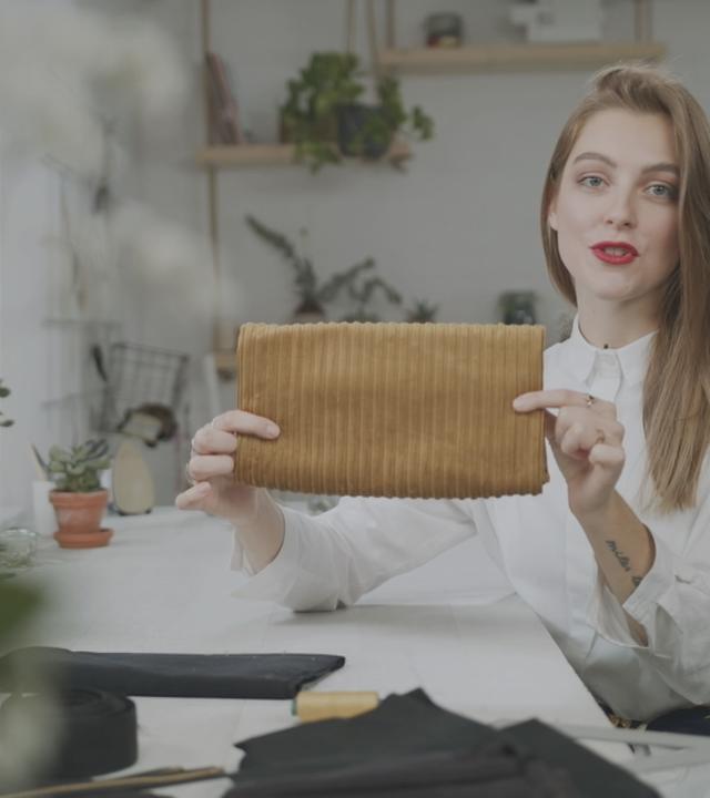 Caro Weller hält eine Gürteltasche in der Hand