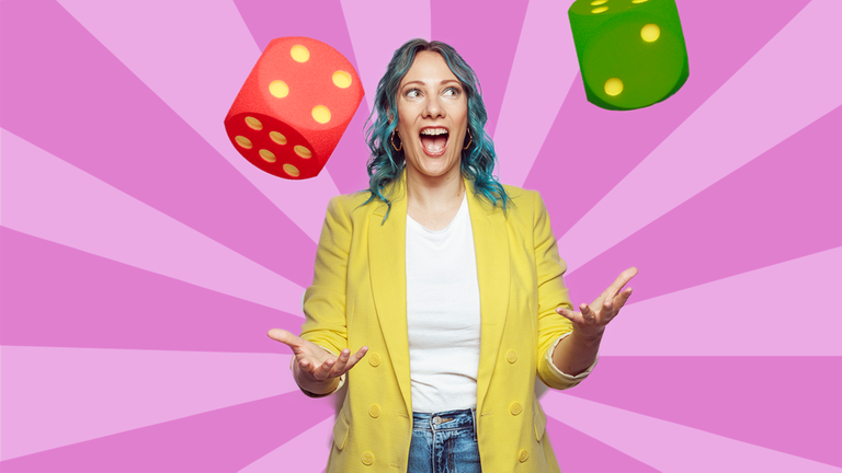 Princess of Science: Johanna Baer wirft zwei große Schaumstoff-Würfel in die Luft