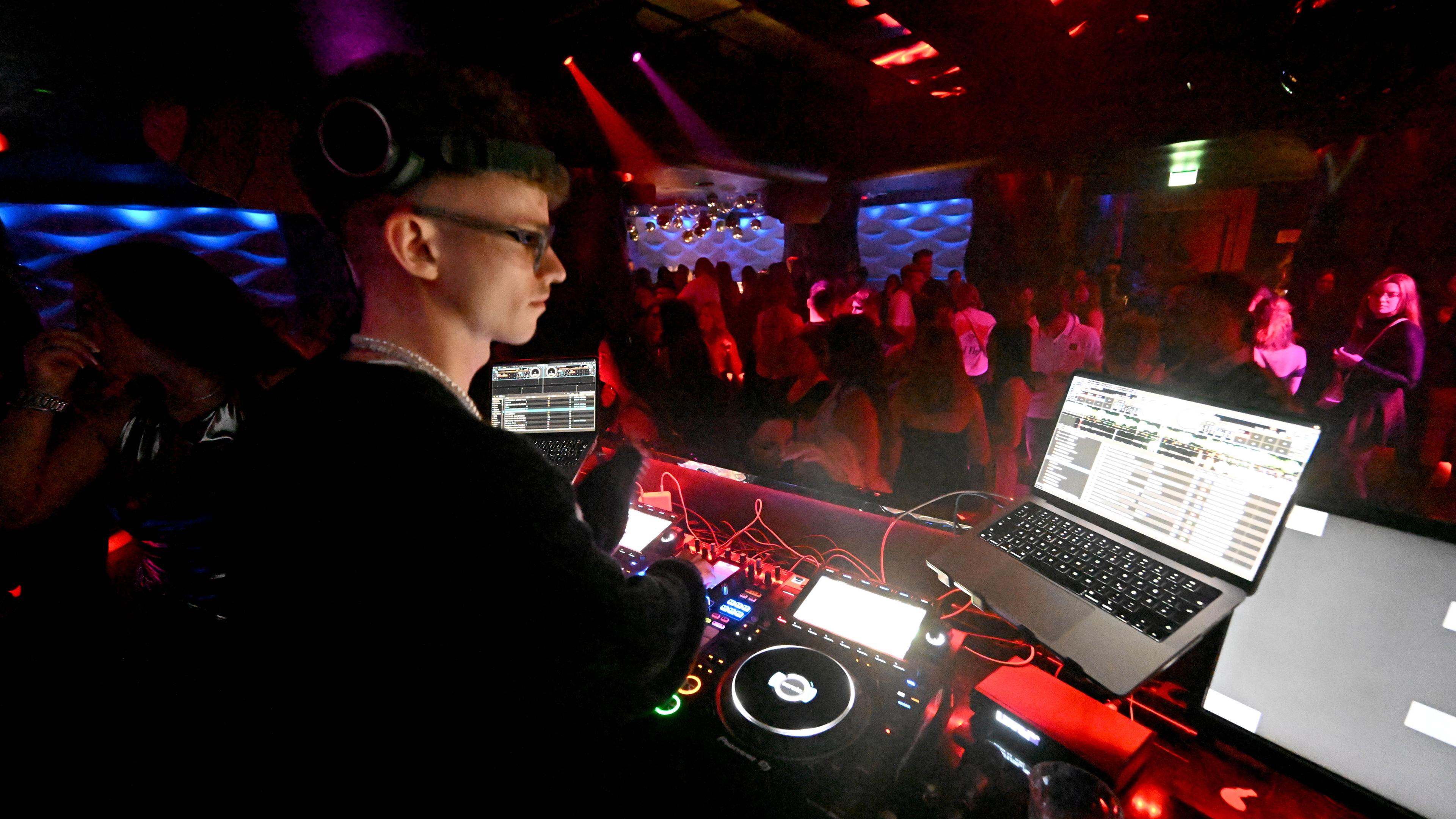 Bayern, München: DJ Preecie legt im "Insta-Club" Bossy in München auf.