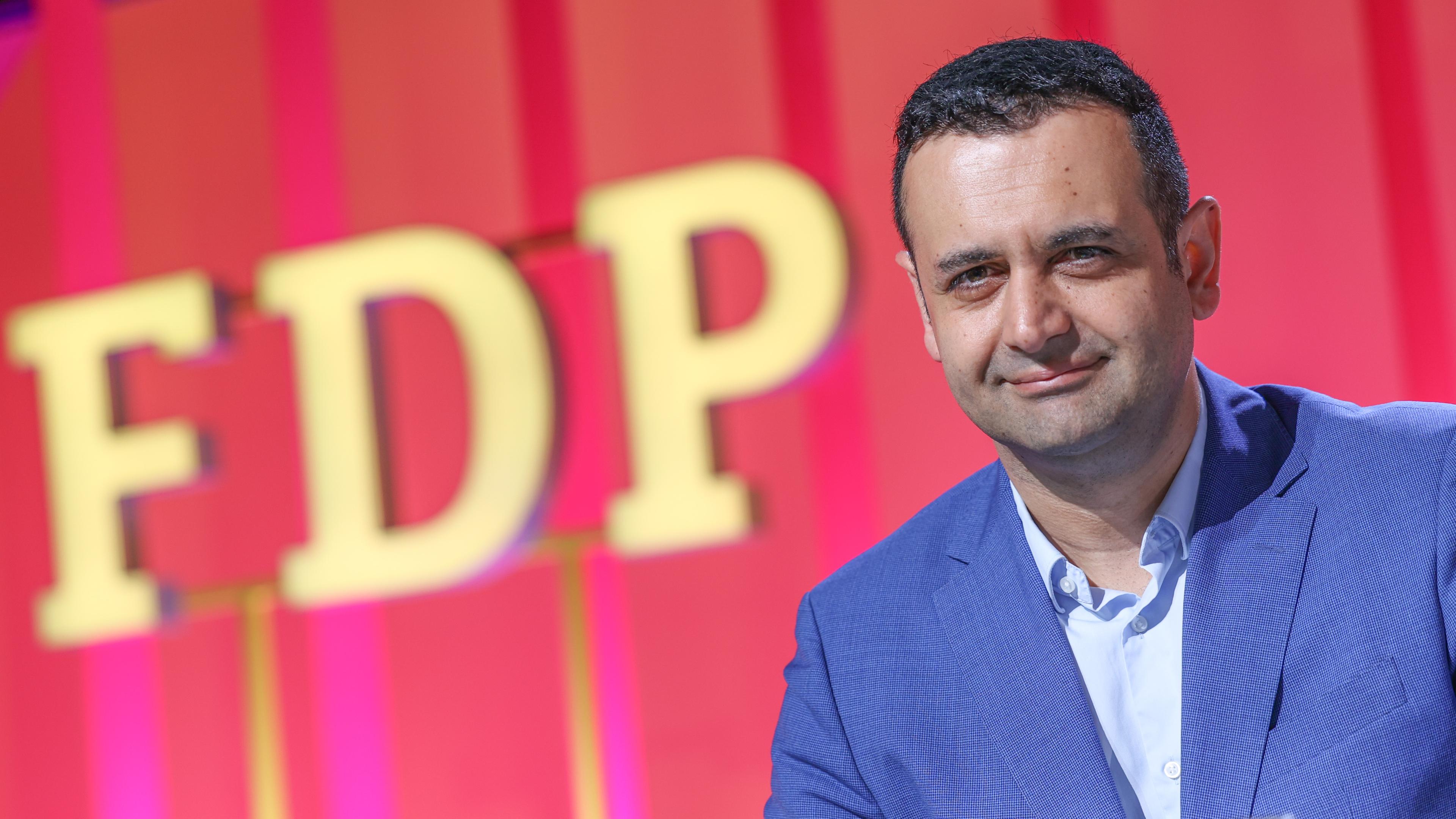 FDP-Generalsekretär Bijan Djir-Sarai vor FDP-Logo (Archivbild)