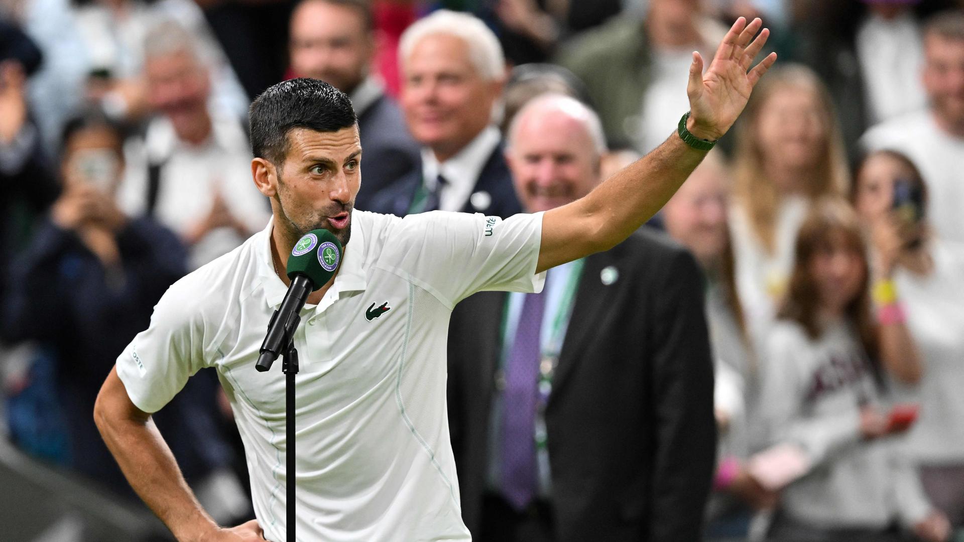 Novak Djokovic spricht nach seinem Sieg im Wimbledon-Achtelfinale gegen Holger Rune ins Mikrofon.