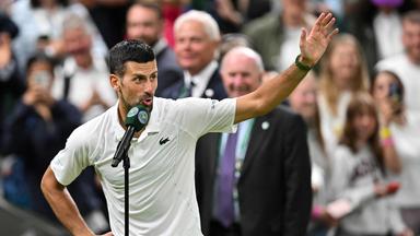 Novak Djokovic spricht nach seinem Sieg im Wimbledon-Achtelfinale gegen Holger Rune ins Mikrofon.