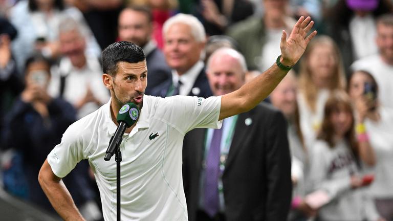 Novak Djokovic spricht nach seinem Sieg im Wimbledon-Achtelfinale gegen Holger Rune ins Mikrofon.
