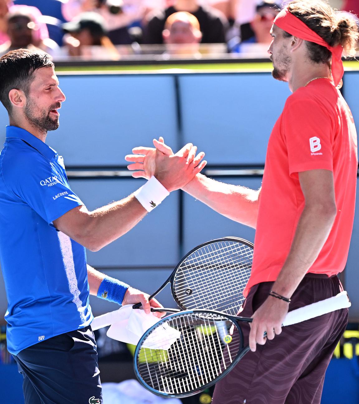 Novak Djokovic und Alexander Zverev geben sich die Hand nach einem Match