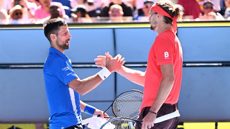 Novak Djokovic und Alexander Zverev geben sich die Hand nach einem Match