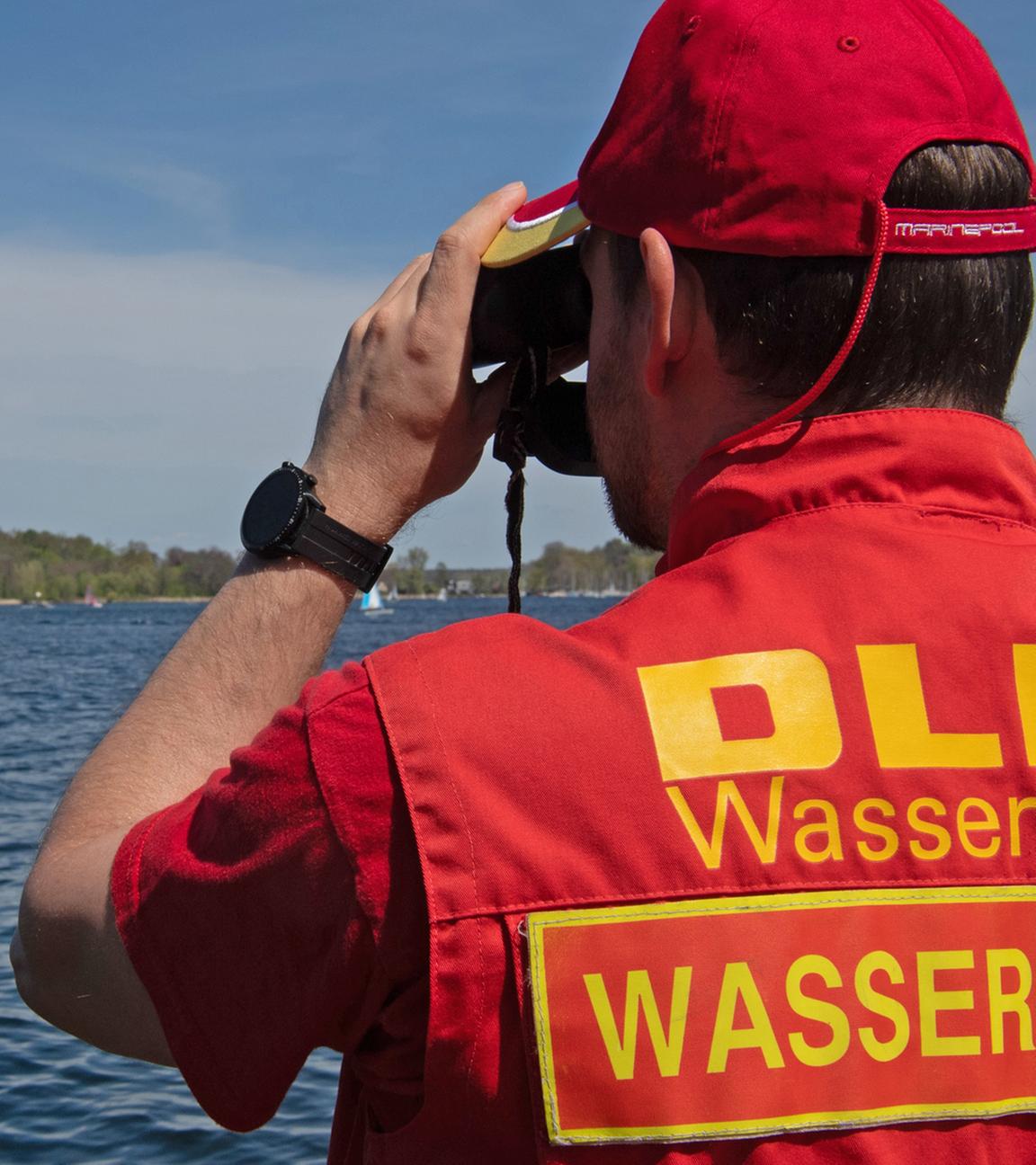 Ein Mitglied der Deutschen Lebensrettungs-Gesellschaft (DLRG) beobachtet die Boote auf dem Wannsee. 