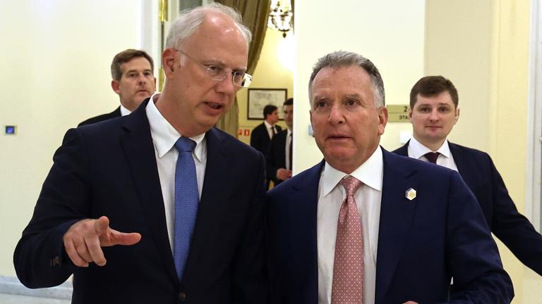 Russlands Gesandter Kirill Dmitrijew und US-Sondergesandter Steve Witkoff.