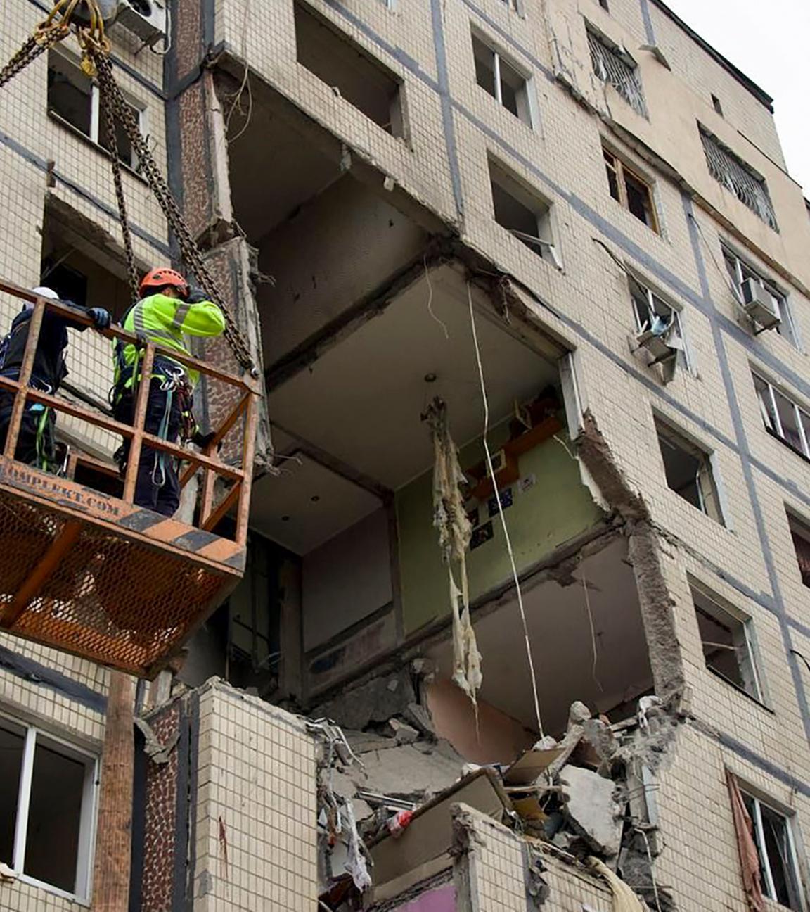 Ukrainische Rettungskräfte bei der Arbeit am Ort eines russischen Angriffs auf ein Wohngebäude in Dnipro, Zentralukraine, am 08.11.2025, während der russischen Invasion. 