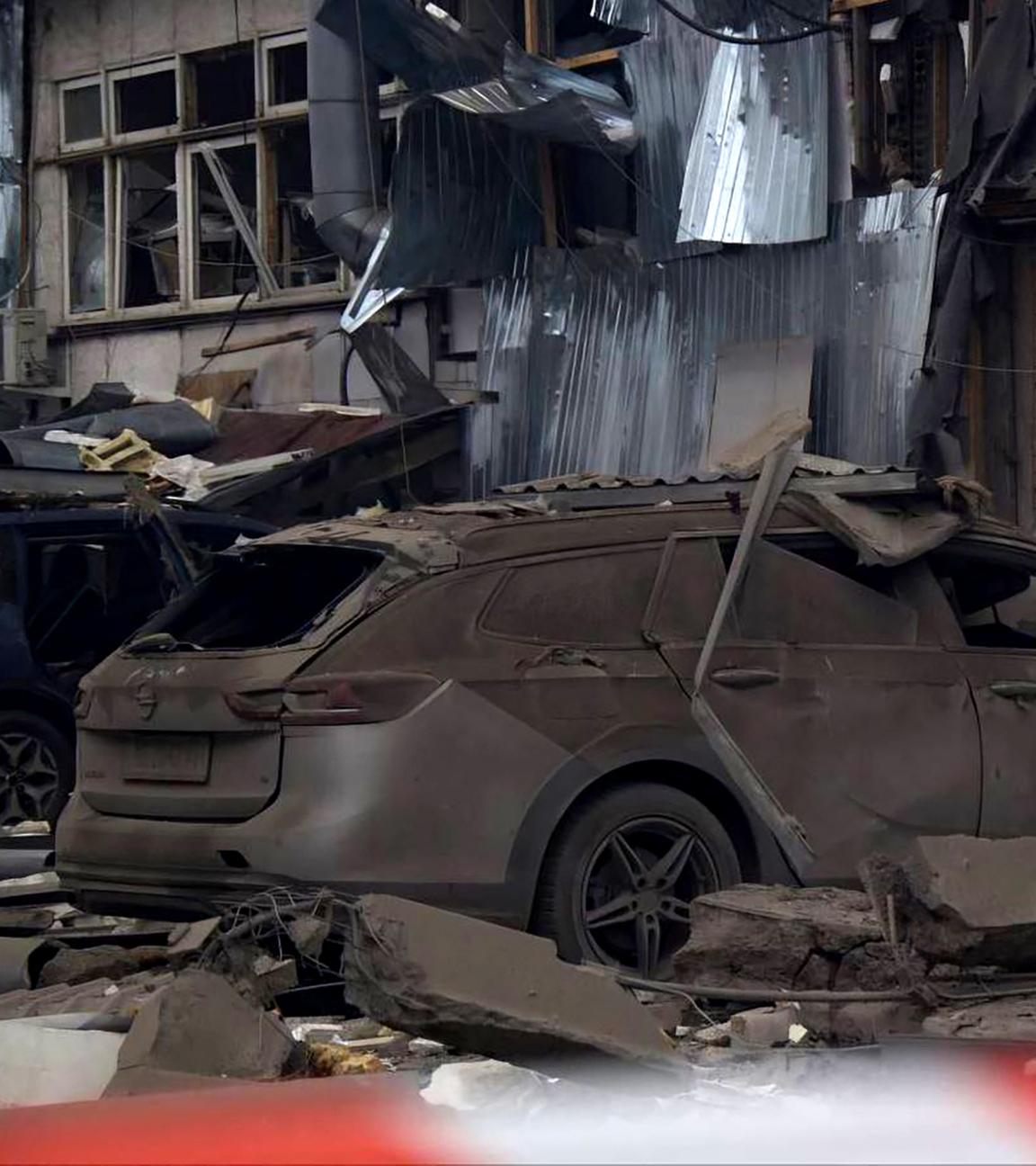 Zerstörte Autos am Ort eines Luftangriffs in Dnipro während der russischen Invasion in der Ukraine. 