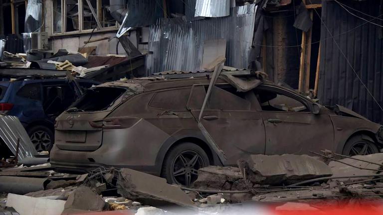 Zerstörte Autos am Ort eines Luftangriffs in Dnipro während der russischen Invasion in der Ukraine. 