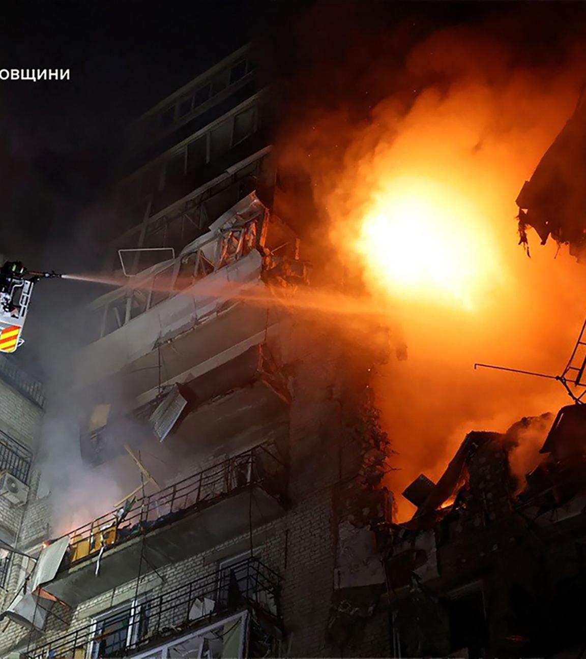 Dieses vom staatlichen Katastrophenschutzdienst der Ukraine am 23. April 2026 veröffentlichte Foto zeigt Feuerwehrleute, die nach einem russischen Angriff in der Stadt Dnipro im Zuge der russischen Invasion in der Ukraine einen Brand in einem beschädigten Wohngebäude löschen.