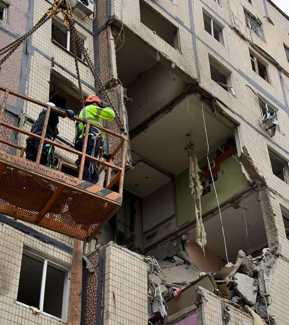 Ukraine, Dnipro: Ein durch eine Drohne verursachtes Loch in einem Gebäudekomplex.