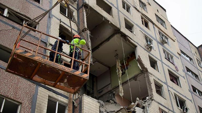 Ukraine, Dnipro: Ein durch eine Drohne verursachtes Loch in einem Gebäudekomplex.