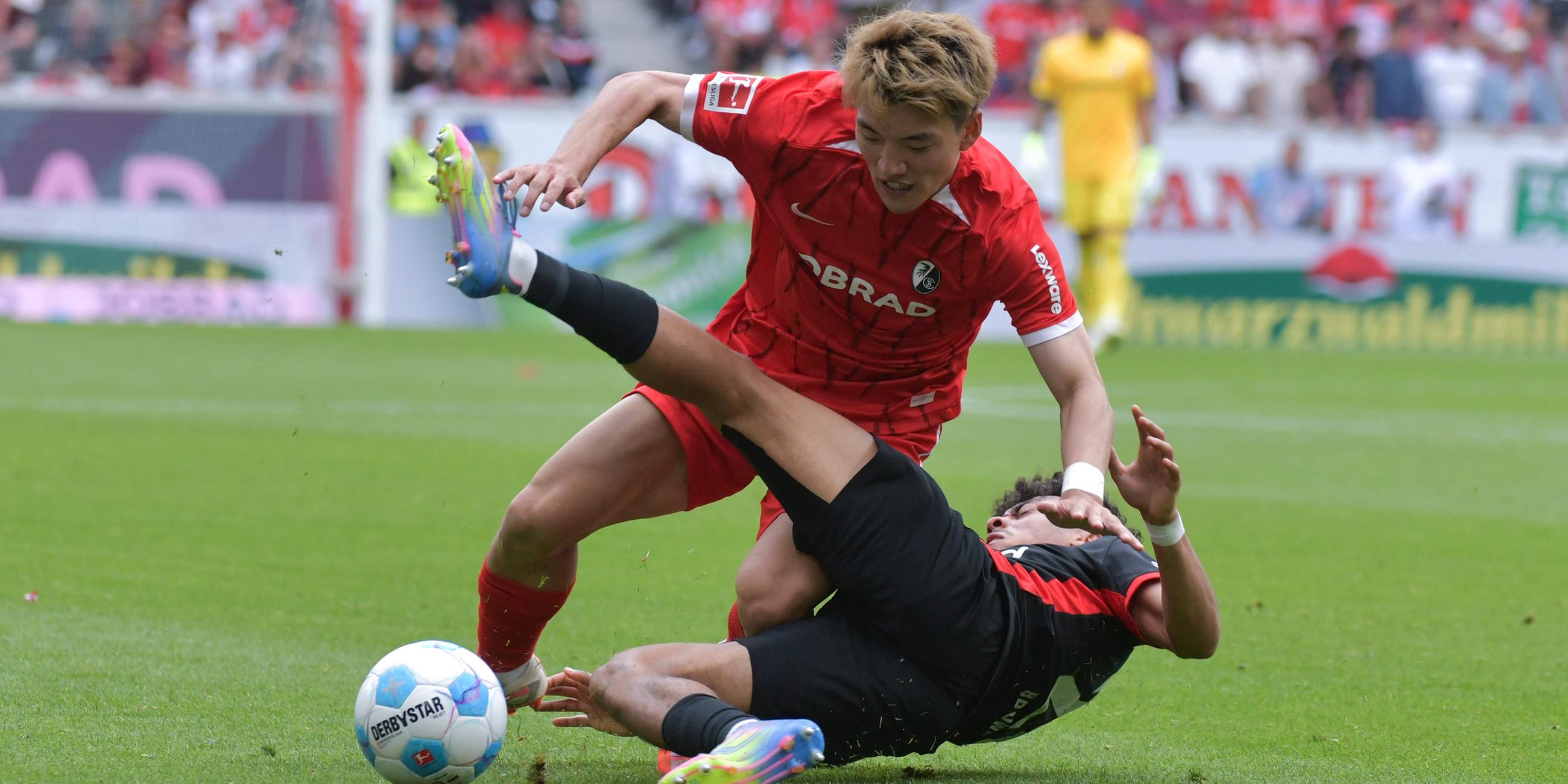 Bundesliga, SC Freiburg - Eintracht Frankfurt: Ritsu Doan (links/SC Freiburg) wird von Nathaniel Brown (Eintracht Frankfurt) gestoppt
