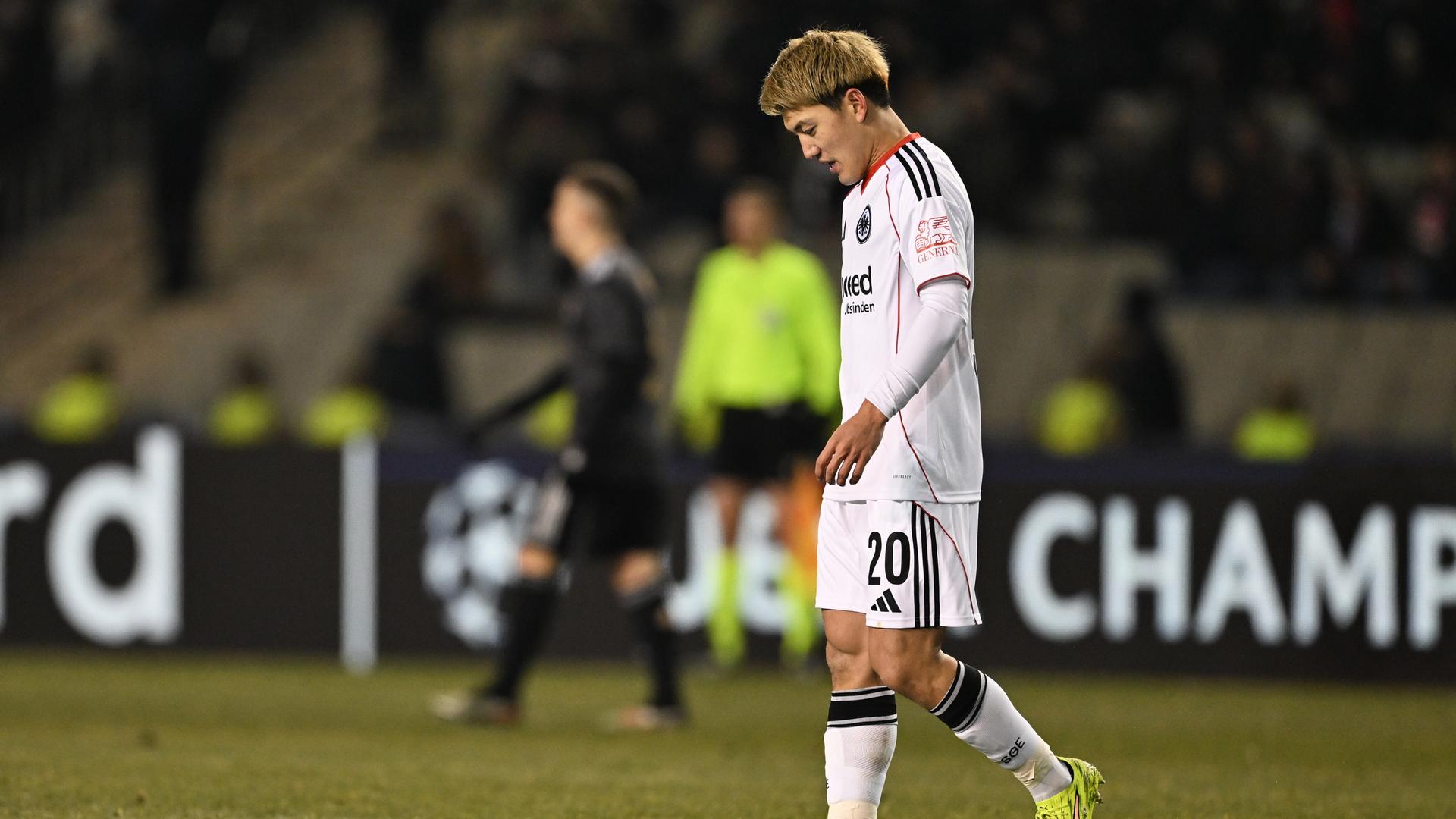 Ritsu Doan (Eintracht Frankfurt) geht während des Spiels über den Rasen.