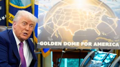 Links Donald Trump, der mit einem Plakat das Raketenabwehrsystem "Golden Dome" vorstellt. Auf dem Plakat ist die USA gold markiert, über den USA ist ein goldener Schirm, der Raketen abhält