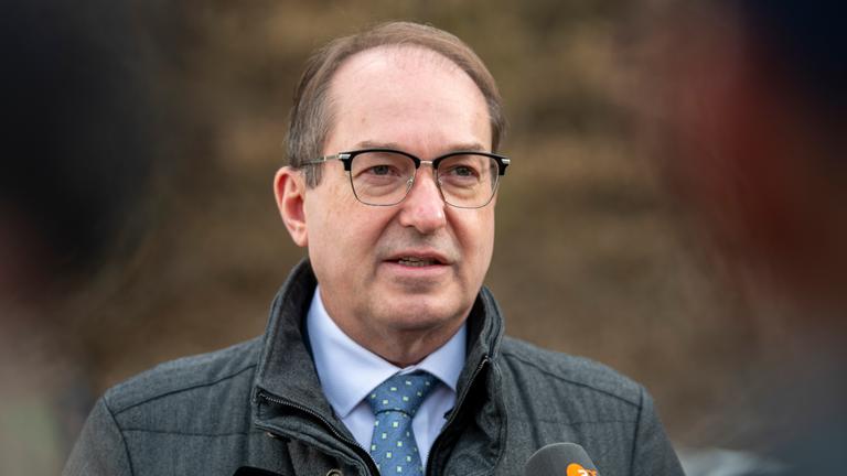 Bundesinnenminister Alexander Dobrindt (CSU) plant, das Arbeitsverbot für Asylbewerber aufzuheben. Durch den schnellen Zugang zum Arbeitsmarkt soll die Integration gefördert werden.