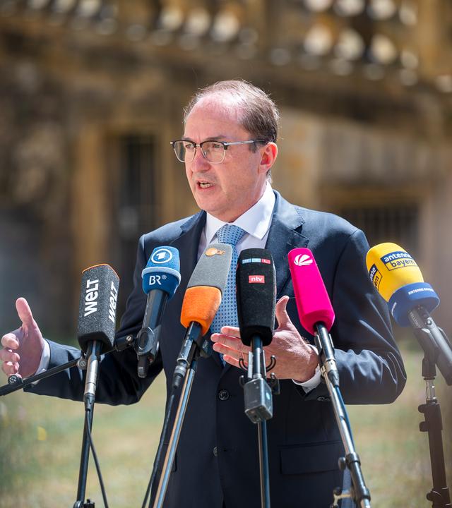 Bundesinnenminister Dobrindt gibt ein Pressestatement zum Anschlag auf den CSD in Berlin.