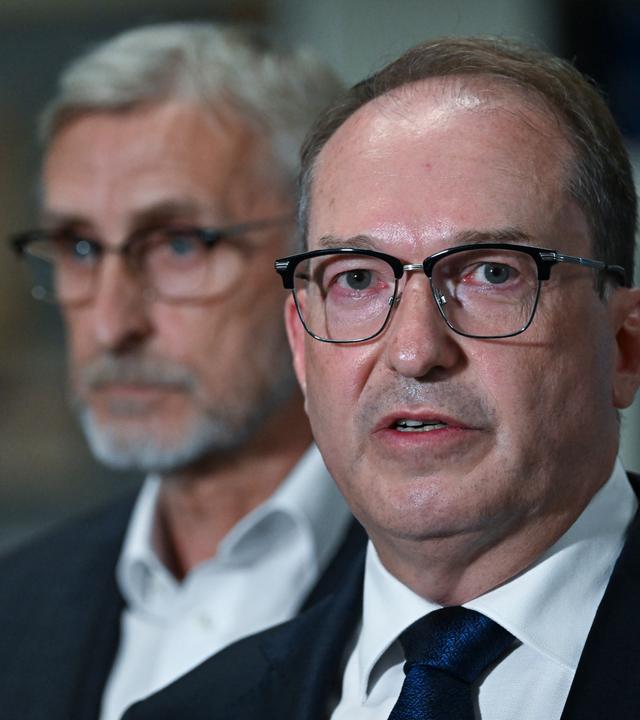 Bundesinnenminister Dobrindt und der sächsische Innenminister Armin Schuster geben eine Pressekonferenz zum Drohnenfund am Flughafen Leipzig.