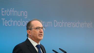 Bundesinnenminister Dobrindt spricht bei der Eröffnung des neuen Technologiezentrums für Drohnensicherheit.