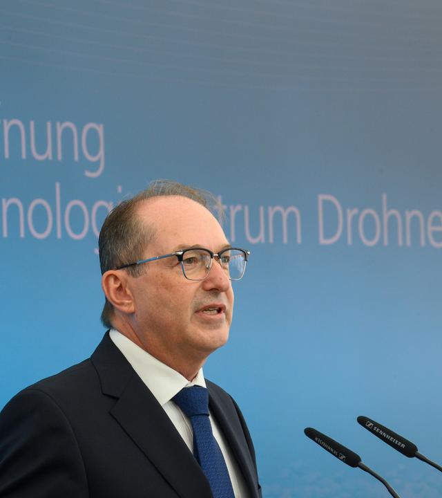 Bundesinnenminister Dobrindt spricht bei der Eröffnung des neuen Technologiezentrums für Drohnensicherheit.