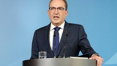 Bundesinnenminister Dobrindt spricht bei einer Pressekonferenz zu den Entwicklungen im Fall der am Flughafen Leipzig/Halle gefundenen Sprengstoff-Drohne im Bundesinnenministerium.