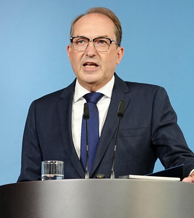Bundesinnenminister Dobrindt spricht bei einer Pressekonferenz zu den Entwicklungen im Fall der am Flughafen Leipzig/Halle gefundenen Sprengstoff-Drohne im Bundesinnenministerium.