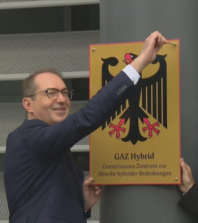 Dobrindt eröffnet Abwehrzentrum